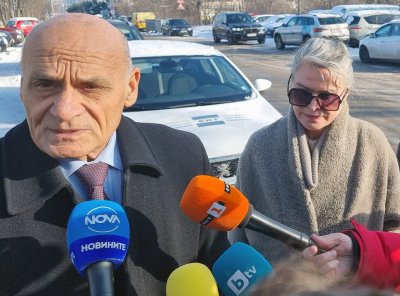 Разпитват жената до Васил Божков