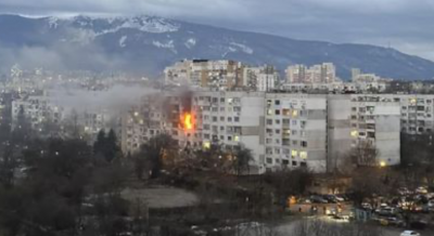 Пожар е избухнал в жилищен блок в столичния квартал "Слатина", има трима обгазени (ВИДЕО)