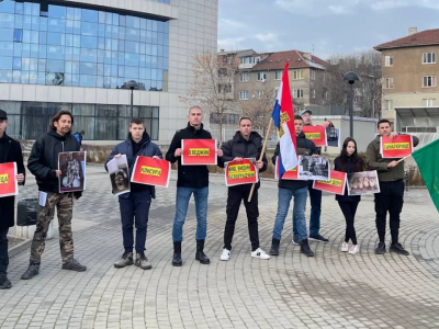 Протест срещу писател пред прокуратурата в София, гордеел се с Баташкото клане