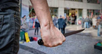 Мъж намушка 11 души в Истанбул