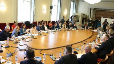Членовете на правната комисия се събират на извънредна среща днес