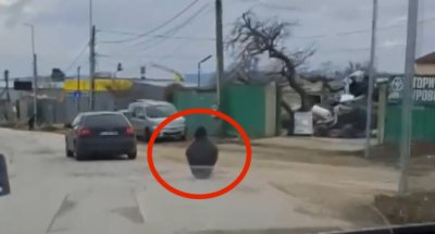 Скейтбордист шокира десетки шофьори във Варна, движейки се легнал между колите