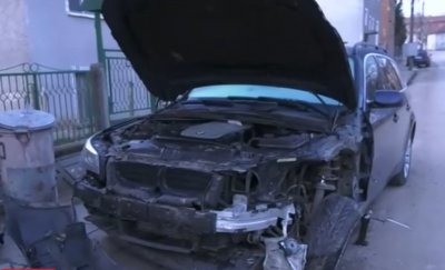 Пиян до козирката шофьор помете три коли и се обърна по таван