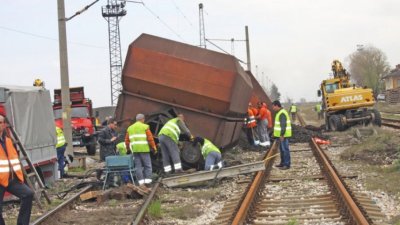 Два вагона дерайлираха на гара Раднево
