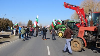 Фермерите отново блокират с протести, други подписват споразумение с властта