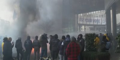 БРЮКСЕЛ ПОД ОБСАДА! Мощни протести блокираха столицата на ЕС (НА ЖИВО)