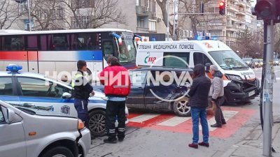 Линейка превозваща пациент в тежко състояние се удари с автомобил в Стара Загора