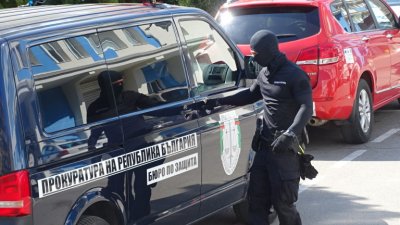 Прокуратурата и МВР влязоха в частен клуб, свързан с Мартин Божанов