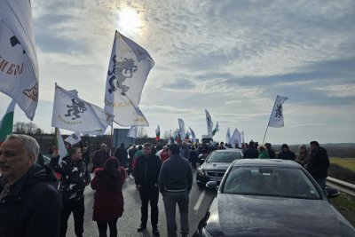 "Възраждане" блокират три гранични пункта
