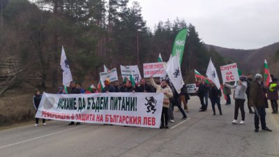 Активисти на "Възраждане" с блокада и на ГКПП "Гюешево"