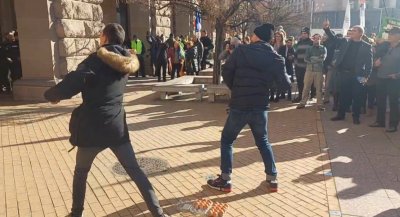 САМО В MEDIAMALL: Яйца полетяха срещу Конституционния съд на протеста на "Възраждане" (ВИДЕО)