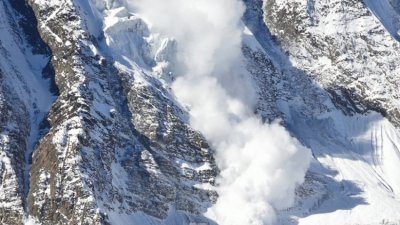 Откриха мъртъв затрупания от лавина в Боровец