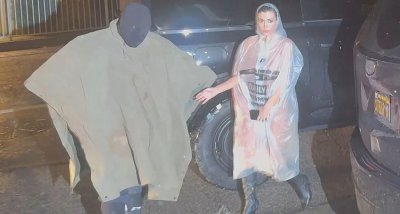 СКАНДАЛНО ОБЛЕКЛО: Съпругата на Кание Уест по прозрачен дъждобран (СНИМКИ)