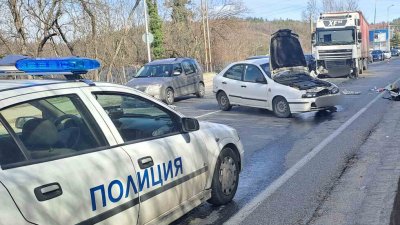 Катастрофа между ТИР и лек автомобил затвори пътя София-Варна