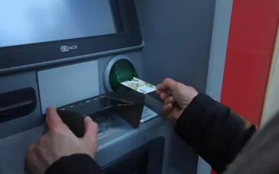 Банките пак вдигнаха таксите, прибират ни средно по 7 лв. за теглене на пари в брой