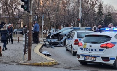 Катастрофа до метростанция &bdquo;Младост 1&rdquo; затруднява движението в района