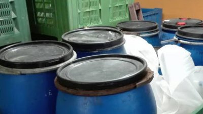 ДУШМАНИ! Полицаи конфискуваха тон домашна ракия от частен дом