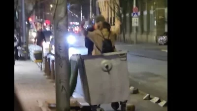 Младежи танцуваха в кофа боклук в центъра на София