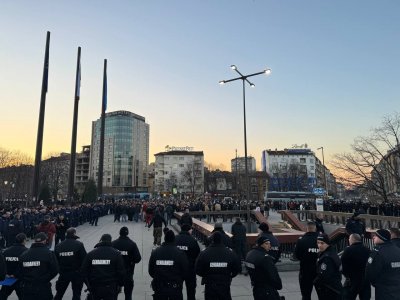 Психонацисти подкрепящи Луковмарш се събраха пред НДК (СНИМКИ)