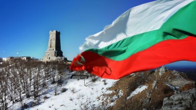Хиляди българи се събират край Паметника на свободата на връх Шипка, за да отбележат националния празник на България