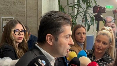ЖАЛКА ИСТОРИЯ! Кирил Петков даде отново задна и сътвори истински фарс след брифинга на Атанас Атанасов (ВИДЕО)