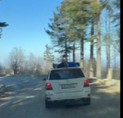Опасно шофиране на Витоша: Мъж се вози върху покрива на автомобил