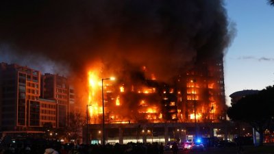 Огромен пожар във Валенсия взе четири жертви