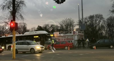 Автобус удари три коли и помете павилиони в София, жена е пострадала