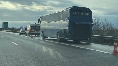 Товарен автомобил удари автобус с пътници на АМ "Тракия" (СНИМКИ)