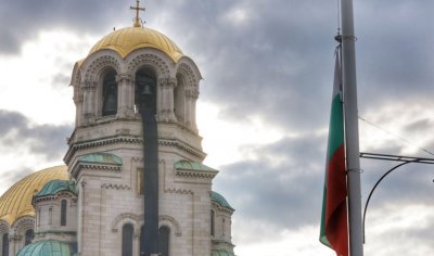 Започна поклонението пред тленните останки на патриарх Неофит (НА ЖИВО)