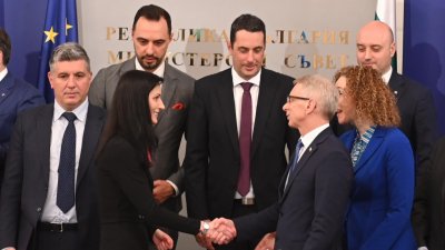 ГЕРБ СЕ НАВЕДЕ НА 100%! Тримата най-скандални министри остават - Василев, Тагарев и Зарица запазват местата си
