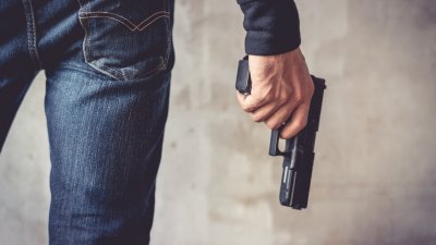 Задържаха мъж, размахвал пистолет на паркинг