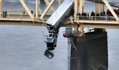 НА РЪБА НА СМЪРТТА! Пожарникар спаси висяща от мост жена