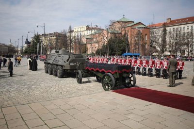 Пренасят тленните останки на патриарх Неофит с гвардейци и лафет, използван за погребението на Цар Борис III