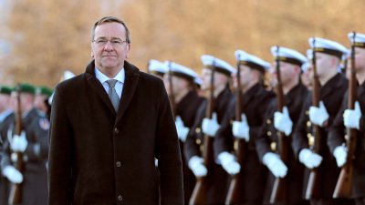 Германският министър на отбраната към Макрон: Стига с приказките за изпращане на войски в Украйна!
