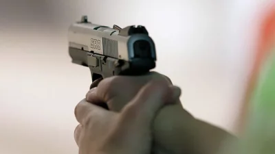 ЕКШЪН В ШУМЕН: Дядо извади пистолет...