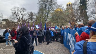 Работещите в детското и училищно здравеопазване на протест пред Столична община, искат увеличение на заплатите