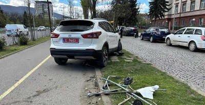 Дипломатически автомобили се заби в ограда пред Софийския районен съд
