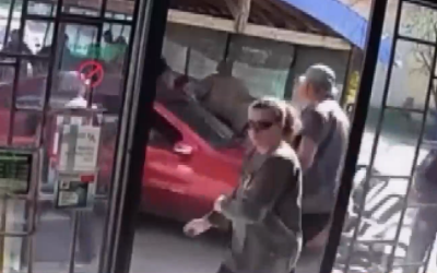 Дете на две години подкара на баща си колата и се вряза в заведение (ВИДЕО)