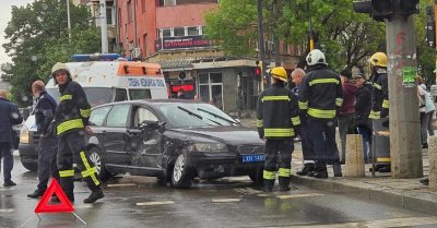 Катастрофа затруднява движението в центъра на София (СНИМКИ)