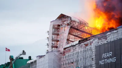 Основната фасада на изгорялата фондова борса в Копенхаген се срути