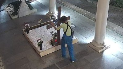 Съдът освободи от ареста мъжа, поругал гроба на патриарх Неофит