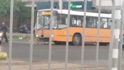 Автобус и бетоновоз се ударих на Ботевградско шосе (СНИМКА)
