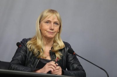 Елена Йончева искала да продължи "битките си" в Брюксел, затова щяла да приеме подкрепата от ДПС