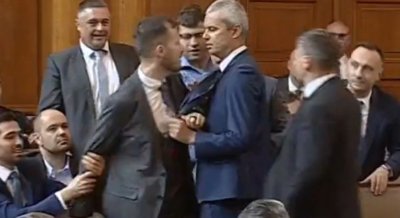 Отново бой и екшън в парламента!
