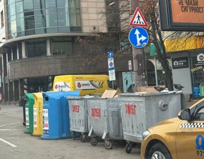 Проблем в столицата! Паркоместата и тротоарни площи в центъра масово са задръстени от контейнери за боклук (СНИМКИ)