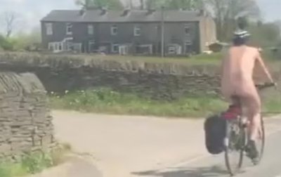 Гол велосипедист шокира британци, движещи се по натоварен път (ВИДЕО)