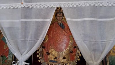 ЧУДО НА ВЕЛИКДЕН! Миро потече от иконата на Св. Пантелеймон (СНИМКИ)