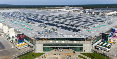 Заводът на Tesla в Германия спира производство заради...