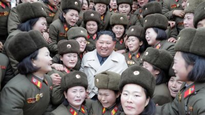 Ким Чен Ун си имал персонален харем от млади девици